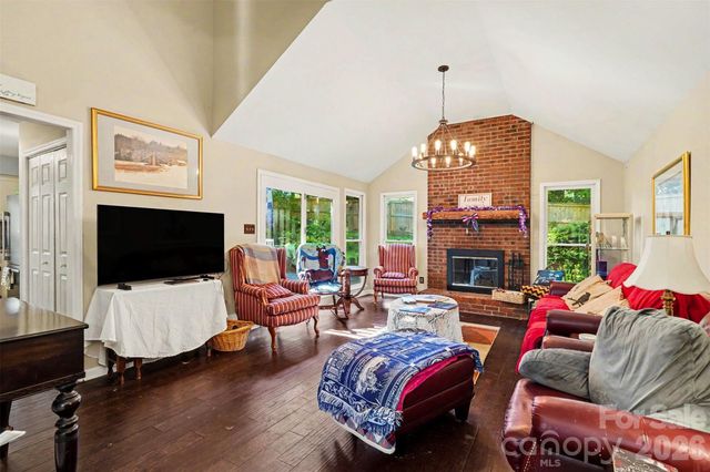 141 32nd Avenue NW, Hickory, NC 28601