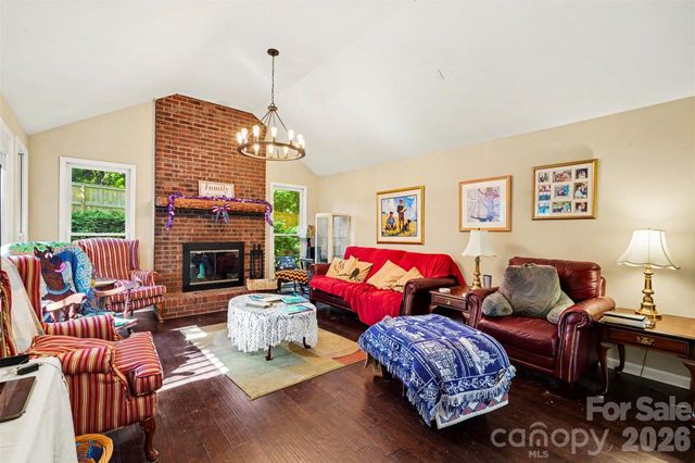 141 32nd Avenue NW, Hickory, NC 28601