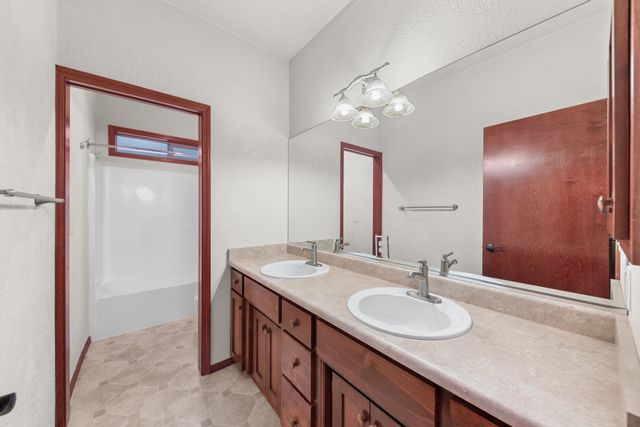 827 Isherwood Drive, Central Point, OR 97502