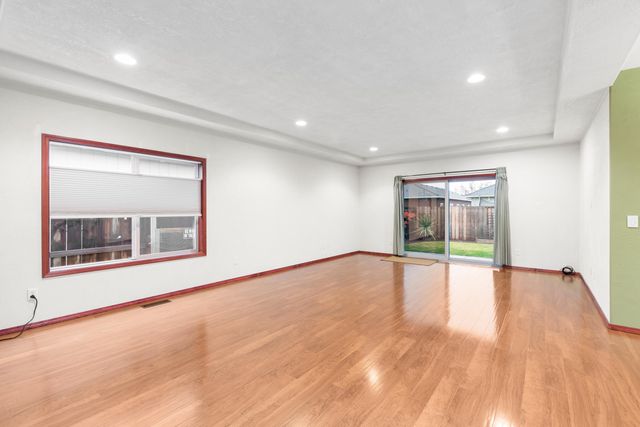 827 Isherwood Drive, Central Point, OR 97502