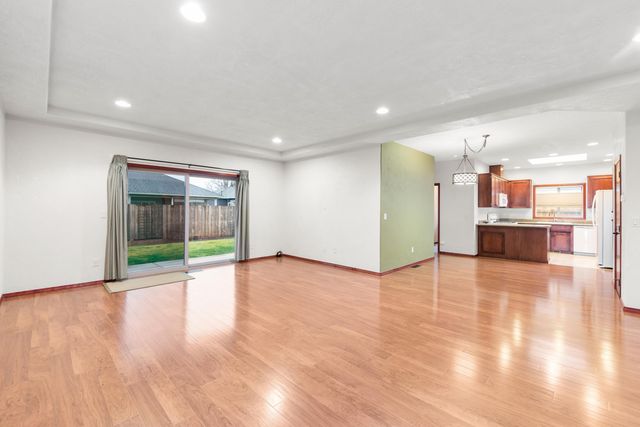 827 Isherwood Drive, Central Point, OR 97502