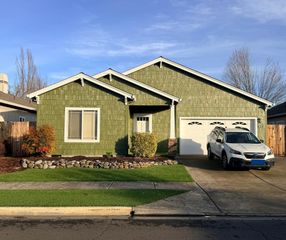 827 Isherwood Drive, Central Point, OR 97502