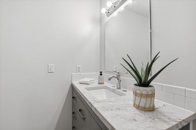 711 E Bedivere Dr, Spokane, WA 99218