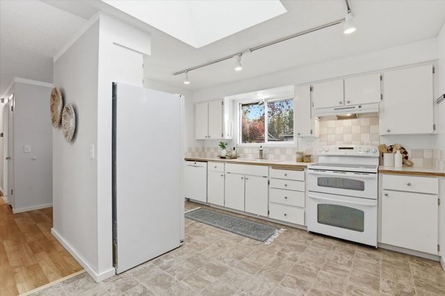 711 E Bedivere Dr, Spokane, WA 99218