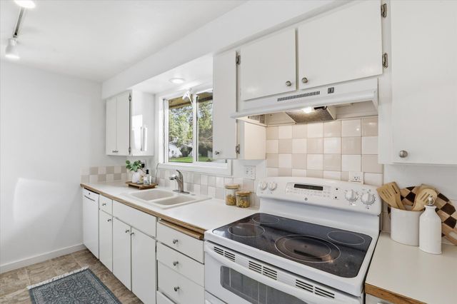 711 E Bedivere Dr, Spokane, WA 99218