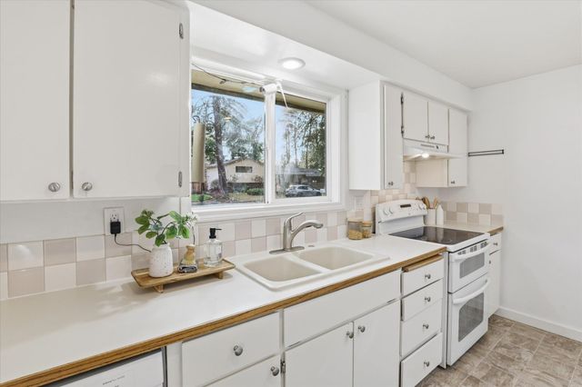 711 E Bedivere Dr, Spokane, WA 99218