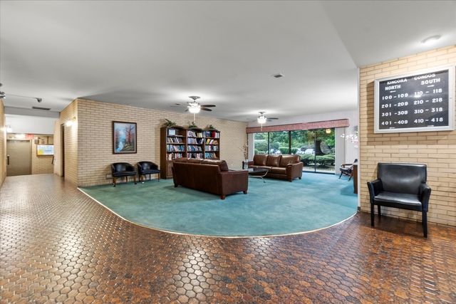 5840 W 104th Street 212, Oak Lawn, IL 60453