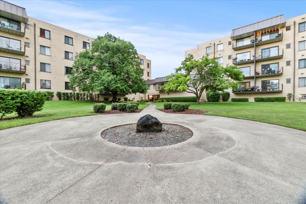 5840 W 104th Street 212, Oak Lawn, IL 60453