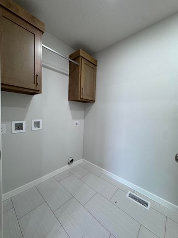 355 Division Street, Sparta, MO 65753