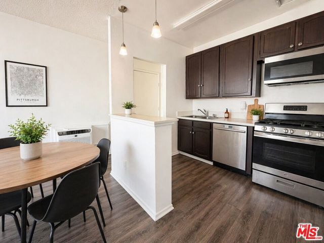 1133 W 36th Place 4, Los Angeles, CA 90007