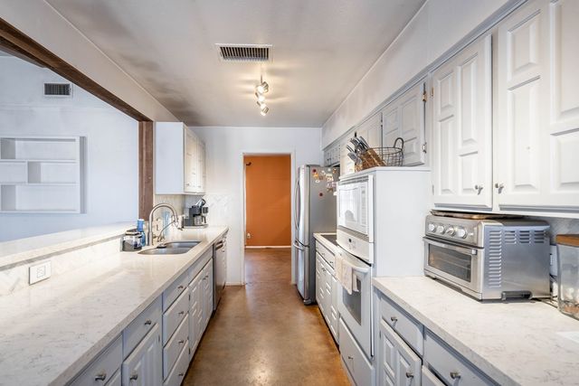 3320 W Dengar Ave, Midland, TX 79707