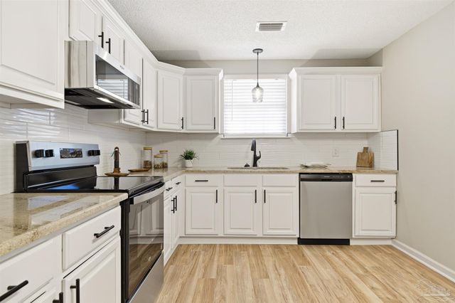 8801 Camshire Cir, Pensacola, FL 32507