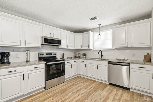 8801 Camshire Cir, Pensacola, FL 32507