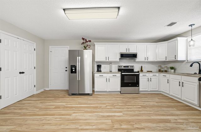 8801 Camshire Cir, Pensacola, FL 32507