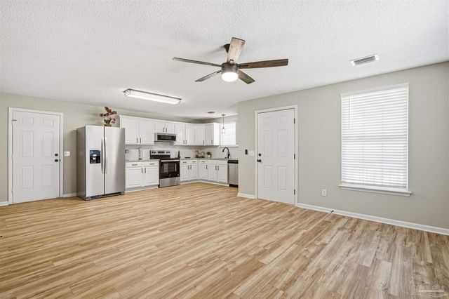 8801 Camshire Cir, Pensacola, FL 32507