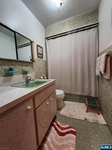 33 Livingston Avenue, Lyndhurst, NJ 07071