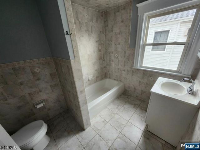 33 Livingston Avenue, Lyndhurst, NJ 07071