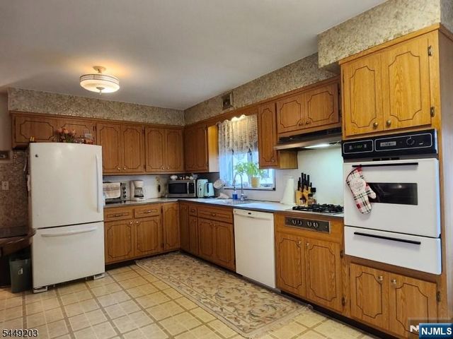 33 Livingston Avenue, Lyndhurst, NJ 07071
