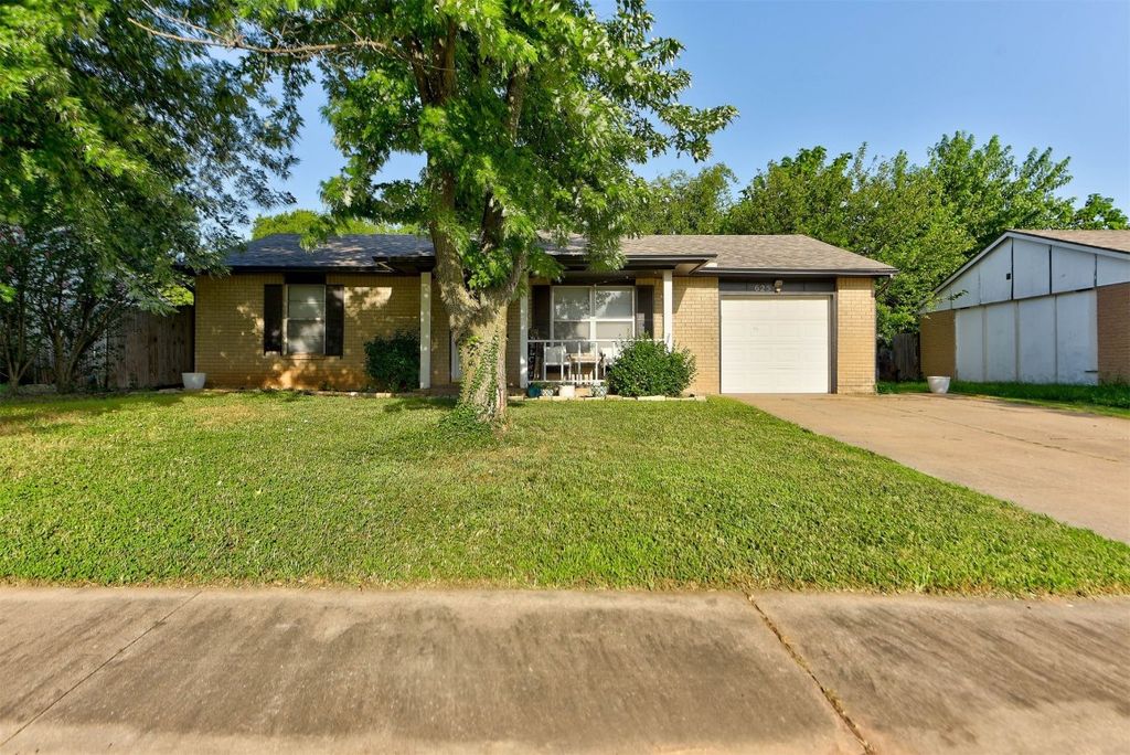 625 N Ramblin Oaks Drive, Moore, OK 73160