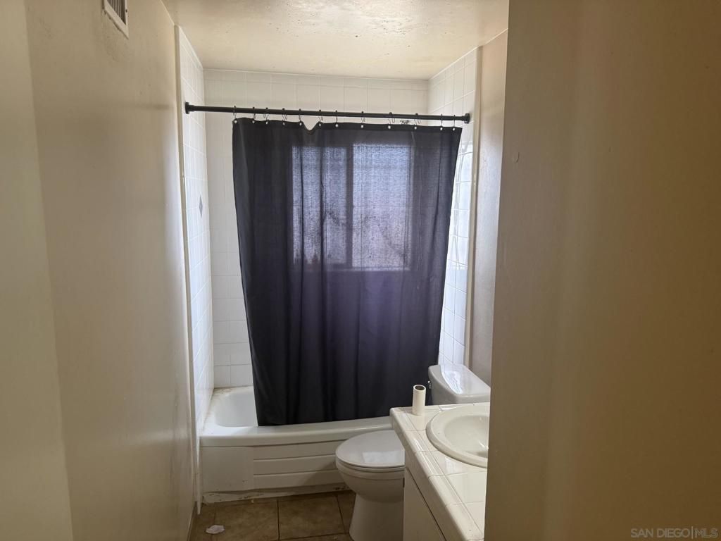 Image 5 of property listing at 4970 Dalehaven Pl, San Diego, CA 92105