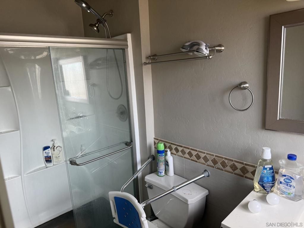 Image 6 of property listing at 4970 Dalehaven Pl, San Diego, CA 92105