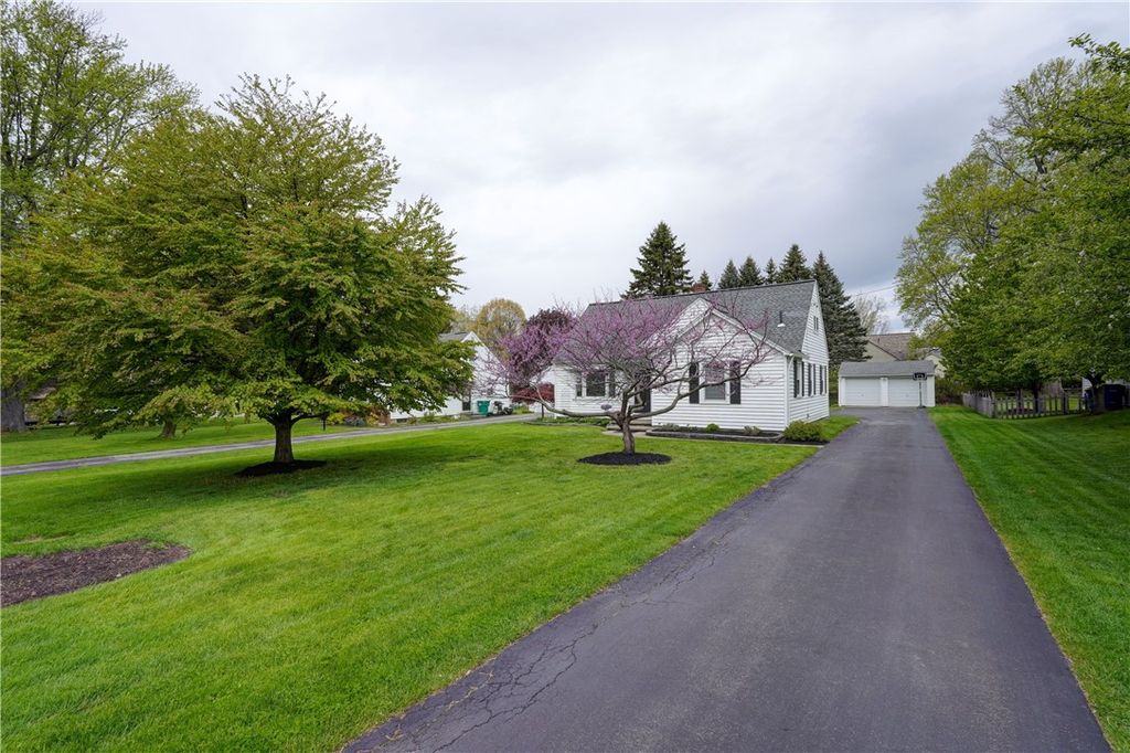 32 Rossman Drive, Penfield, NY 14580