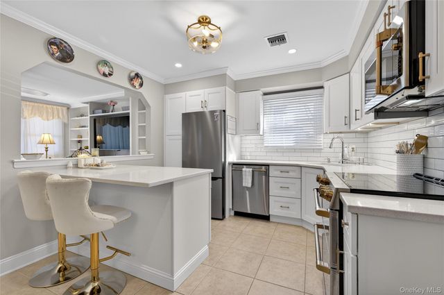 1 Atlantic Avenue Apt 35, Farmingdale, NY 11735