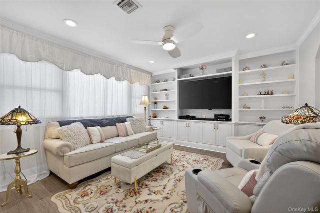 1 Atlantic Avenue Apt 35, Farmingdale, NY 11735