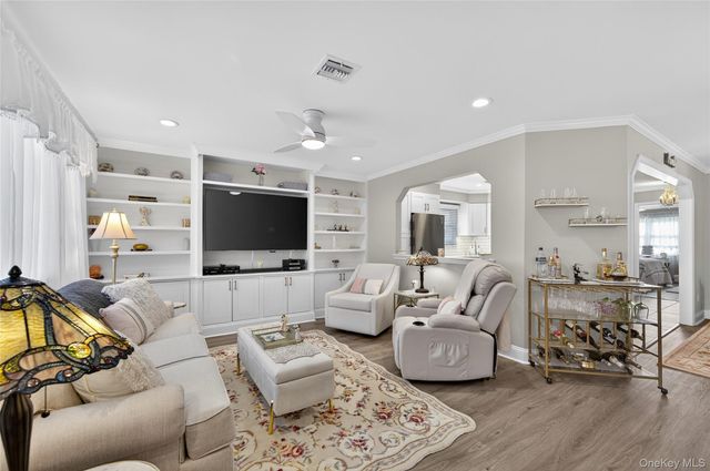 1 Atlantic Avenue Apt 35, Farmingdale, NY 11735