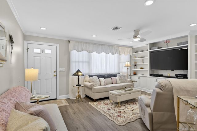 1 Atlantic Avenue Apt 35, Farmingdale, NY 11735