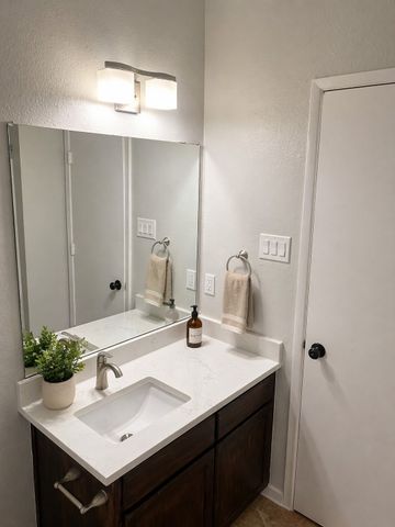 517 Signal Hill Court S 517, Fort Worth, TX 76112