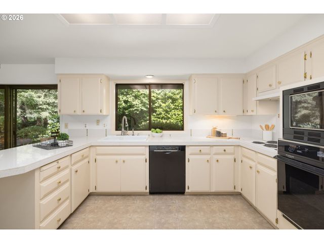 1810 Sw PARKWOOD Dr, Portland, OR 97225