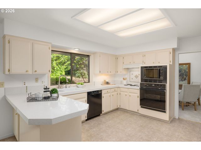 1810 Sw PARKWOOD Dr, Portland, OR 97225