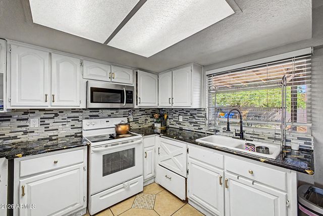 8730 W EARLL Drive, Phoenix, AZ 85037