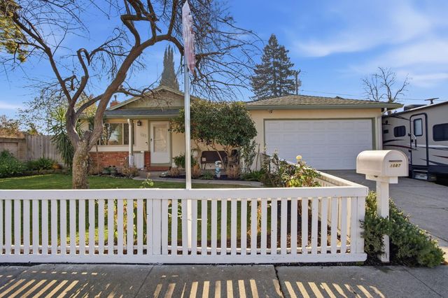 1087 E A St, Oakdale, CA 95361