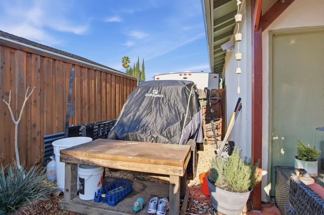 1087 E A St, Oakdale, CA 95361