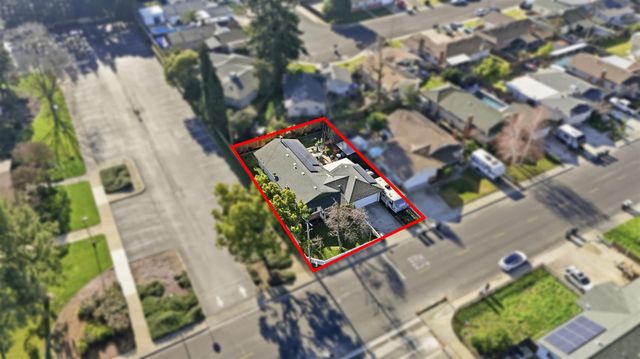 1087 E A St, Oakdale, CA 95361