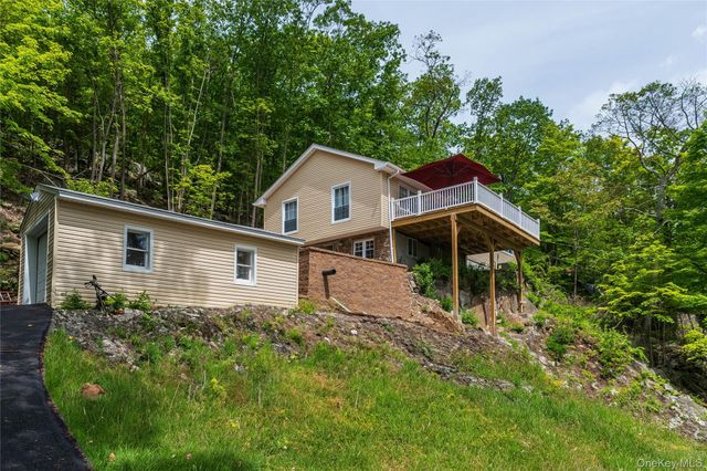 71 Deer Trail N, Greenwood Lake, NY 10925