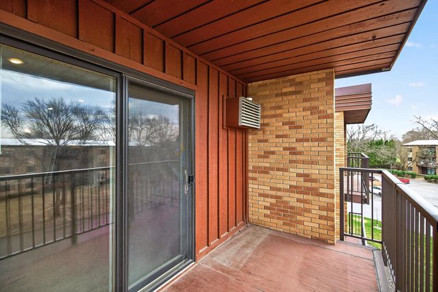 2690 Oxford Street N 239, Roseville, MN 55113