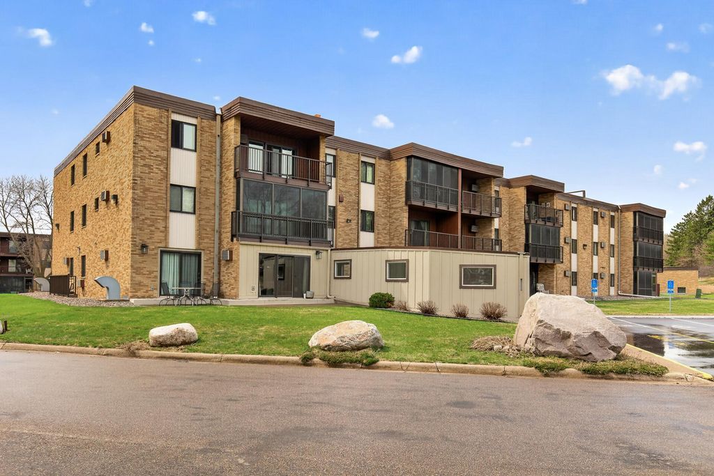 2690 Oxford Street N 239, Roseville, MN 55113
