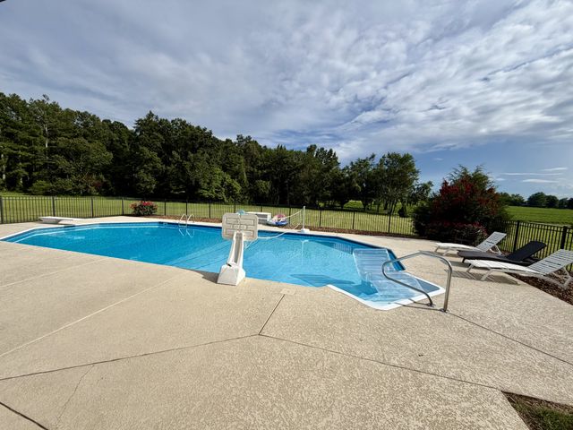 419 W Hester Rd, Cottontown, TN 37048