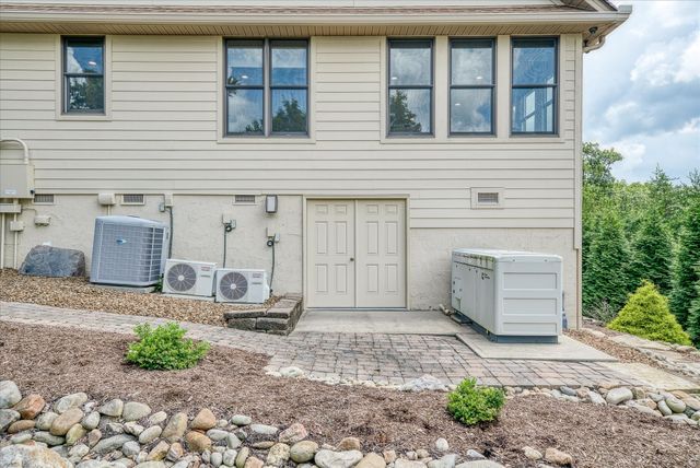 61 Bluff View Ct, Crossville, TN 38558