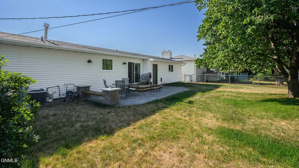 1713 5th Avenue NW, Mandan, ND 58554 photo 2