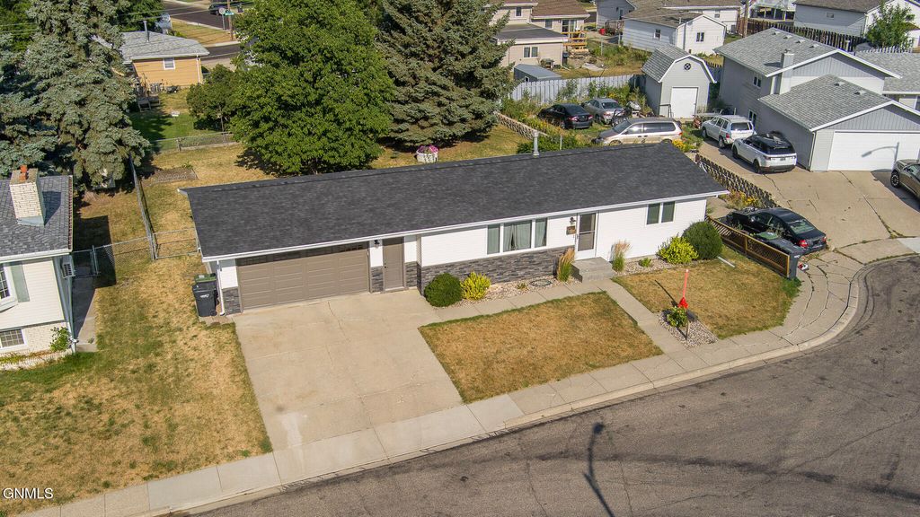 1713 5th Avenue NW, Mandan, ND 58554 photo 4