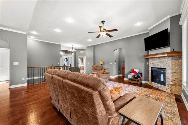 902 Buckeye Lane, Pleasant Hill, MO 64080