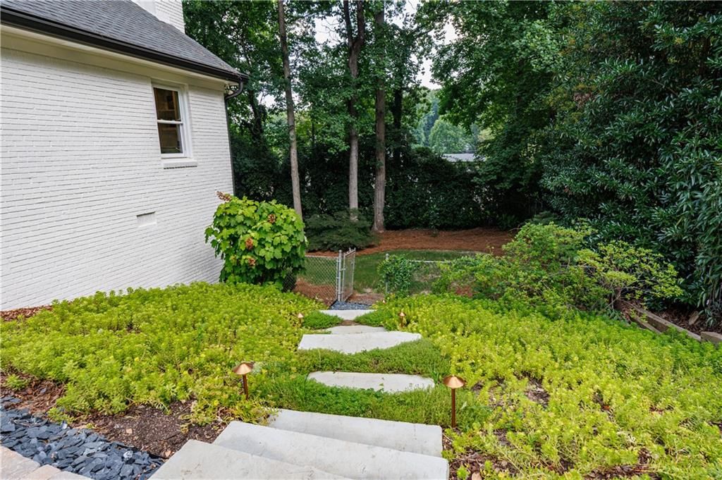 Image 10 of property listing at 2940 Cravey Drive NE, Atlanta, GA 30345