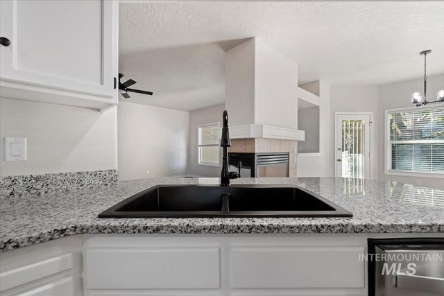1823 E Summercove Dr, Meridian, ID 83646