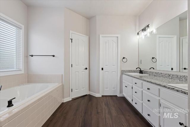 1823 E Summercove Dr, Meridian, ID 83646