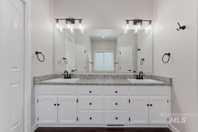 1823 E Summercove Dr, Meridian, ID 83646