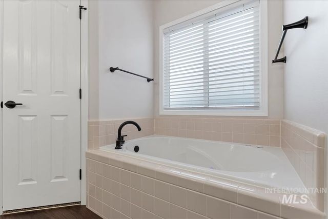 1823 E Summercove Dr, Meridian, ID 83646